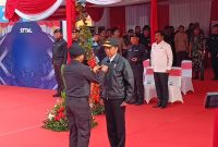 Presiden Joko Widodo (Jokowi) menerima penghargaan Brevet Hiu Kencana dari Tentara Nasional Indonesia (TNI) Angkatan Laut.