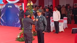 Presiden Joko Widodo (Jokowi) menerima penghargaan Brevet Hiu Kencana dari Tentara Nasional Indonesia (TNI) Angkatan Laut.