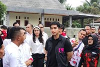 Kaesang Pangarep, putra bungsu Presiden Joko Widodo, menarik perhatian publik hari ini saat menggelar acara bagi-bagi buku dan susu di Tangerang.