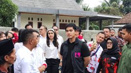 Kaesang Pangarep, putra bungsu Presiden Joko Widodo, menarik perhatian publik hari ini saat menggelar acara bagi-bagi buku dan susu di Tangerang.