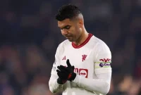 Manchester United saat ini tengah mempertimbangkan untuk menjual gelandang andalannya, Casemiro, dengan opsi destinasi yang mencakup Turkiye dan Arab Saudi.