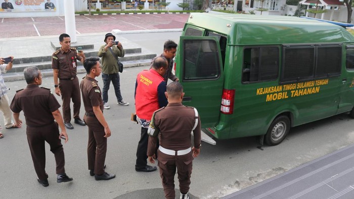 Badan Reserse Kriminal (Bareskrim) Polri telah menetapkan seorang oknum Aparatur Sipil Negara (ASN) dari Universitas Tadulako (Untad) Palu sebagai tersangka dalam kasus dugaan korupsi pengadaan alat kesehatan (alkes) di kampus tersebut, dengan total kerugian negara mencapai Rp 3 miliar.