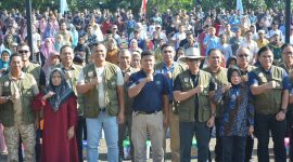 Panglima Tentara Nasional Indonesia (TNI) Jenderal Agus Subiyanto melaksanakan kegiatan sosial yang menggabungkan bantuan sosial dan pelestarian lingkungan pada hari ini.