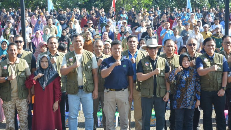 Panglima Tentara Nasional Indonesia (TNI) Jenderal Agus Subiyanto melaksanakan kegiatan sosial yang menggabungkan bantuan sosial dan pelestarian lingkungan pada hari ini.