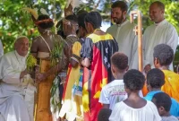 Paus Fransiskus melakukan kunjungan bersejarah ke kota terpencil di Papua Nugini hari ini, menandai salah satu perjalanan paling signifikan dalam rangkaian perjalanan pastoralnya.