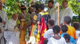 Paus Fransiskus melakukan kunjungan bersejarah ke kota terpencil di Papua Nugini hari ini, menandai salah satu perjalanan paling signifikan dalam rangkaian perjalanan pastoralnya.