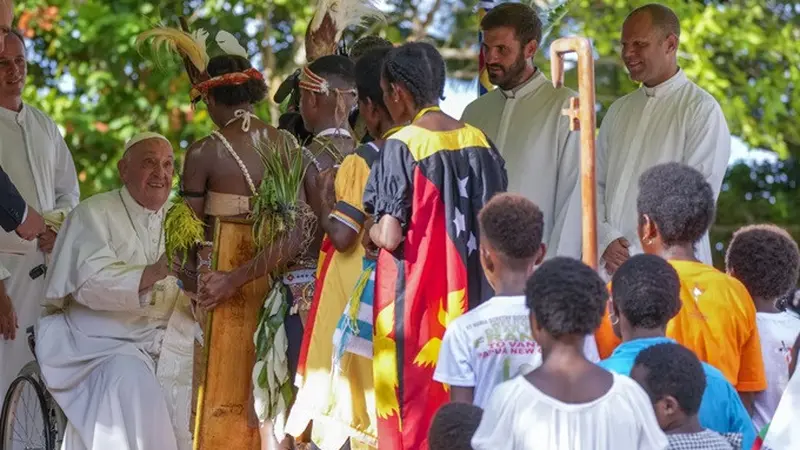 Paus Fransiskus melakukan kunjungan bersejarah ke kota terpencil di Papua Nugini hari ini, menandai salah satu perjalanan paling signifikan dalam rangkaian perjalanan pastoralnya.