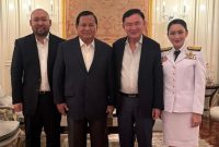 Malam ini, suasana diplomasi non-formal terasa hangat di Jakarta saat Menteri Pertahanan Republik Indonesia, Prabowo Subianto, didampingi oleh putranya, Didit Hediprasetyo, mengadakan makan malam bersama mantan Perdana Menteri Thailand, Thaksin Shinawatra.