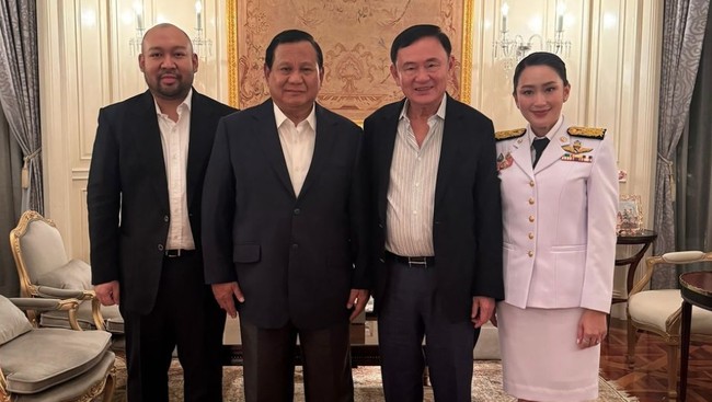 Malam ini, suasana diplomasi non-formal terasa hangat di Jakarta saat Menteri Pertahanan Republik Indonesia, Prabowo Subianto, didampingi oleh putranya, Didit Hediprasetyo, mengadakan makan malam bersama mantan Perdana Menteri Thailand, Thaksin Shinawatra.