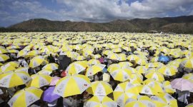 Sebanyak 600.000 orang menghadiri misa akbar yang dipimpin oleh Paus Fransiskus di Timor Leste hari ini, menjadikannya salah satu peristiwa keagamaan terbesar dalam sejarah negara itu.