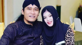 Foto : Gus miftah dan sang istri ning astuti