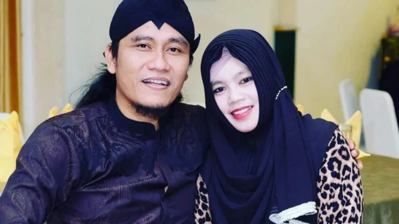 Foto : Gus miftah dan sang istri ning astuti