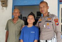 Esa Tengah Bersama Kakek dan Anggota Satlantas Polres Blitar Kota