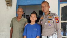 Esa Tengah Bersama Kakek dan Anggota Satlantas Polres Blitar Kota