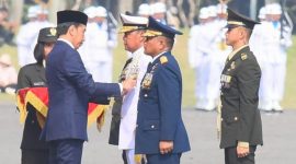 Hari Ulang Tahun ke-79 Tentara Nasional Indonesia (TNI), Presiden Joko Widodo memberikan tanda kehormatan kepada 10 Perwira Menengah (Pamen) dan 3 Perwira Tinggi (Pati) TNI di Istana Negara, Jakarta, hari ini.