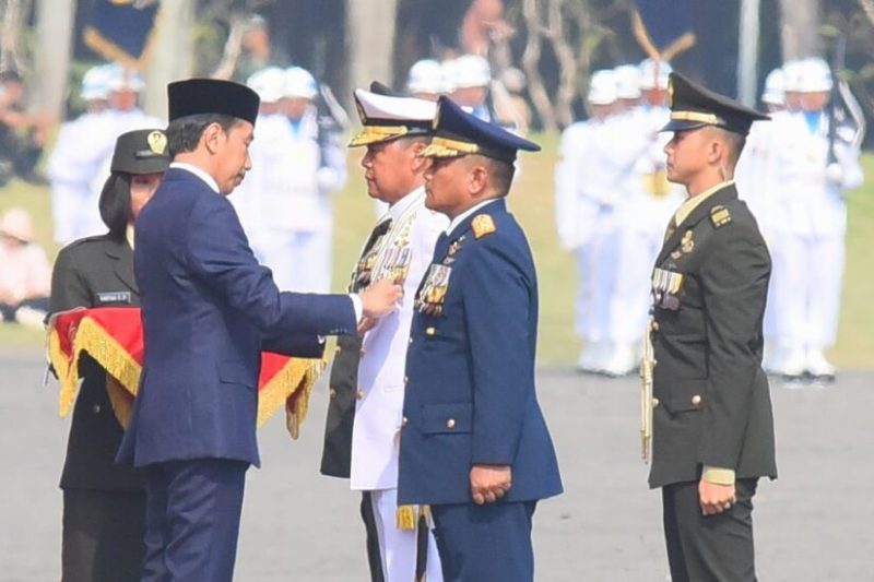 Hari Ulang Tahun ke-79 Tentara Nasional Indonesia (TNI), Presiden Joko Widodo memberikan tanda kehormatan kepada 10 Perwira Menengah (Pamen) dan 3 Perwira Tinggi (Pati) TNI di Istana Negara, Jakarta, hari ini.