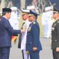 Hari Ulang Tahun ke-79 Tentara Nasional Indonesia (TNI), Presiden Joko Widodo memberikan tanda kehormatan kepada 10 Perwira Menengah (Pamen) dan 3 Perwira Tinggi (Pati) TNI di Istana Negara, Jakarta, hari ini.