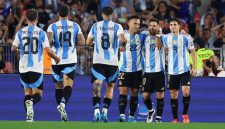 Argentina meraih kemenangan luar biasa dengan skor 6-0 atas Bolivia. Lionel Messi tampil gemilang, mencetak hattrick dan memberikan dua assist, mengukuhkan posisinya sebagai salah satu pemain terbaik sepanjang masa.