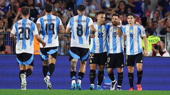 Argentina meraih kemenangan luar biasa dengan skor 6-0 atas Bolivia. Lionel Messi tampil gemilang, mencetak hattrick dan memberikan dua assist, mengukuhkan posisinya sebagai salah satu pemain terbaik sepanjang masa.