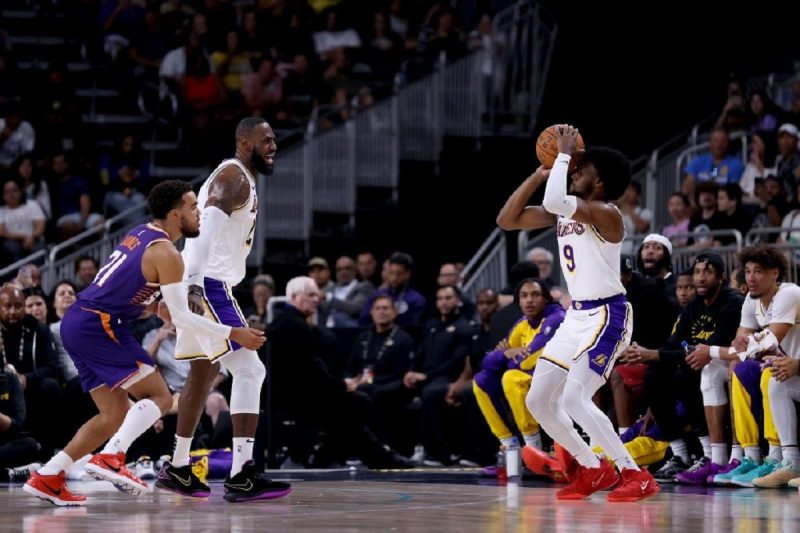 LeBron James dan putranya, Bronny James, telah mencatatkan sejarah dengan bermain bersama di NBA.