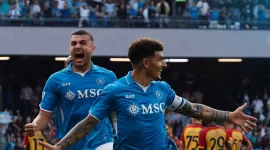 Napoli berhasil mempertahankan posisi teratas klasemen Serie A setelah meraih kemenangan tipis 1-0 atas Lecce dalam laga yang berlangsung di Stadio Via del Mare.