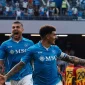 Napoli berhasil mempertahankan posisi teratas klasemen Serie A setelah meraih kemenangan tipis 1-0 atas Lecce dalam laga yang berlangsung di Stadio Via del Mare.