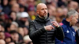 Erik ten Hag, manajer Manchester United, bertekad untuk tetap fokus pada pertandingan mendatang melawan Brentford, meskipun spekulasi mengenai pemecatannya semakin menguat.