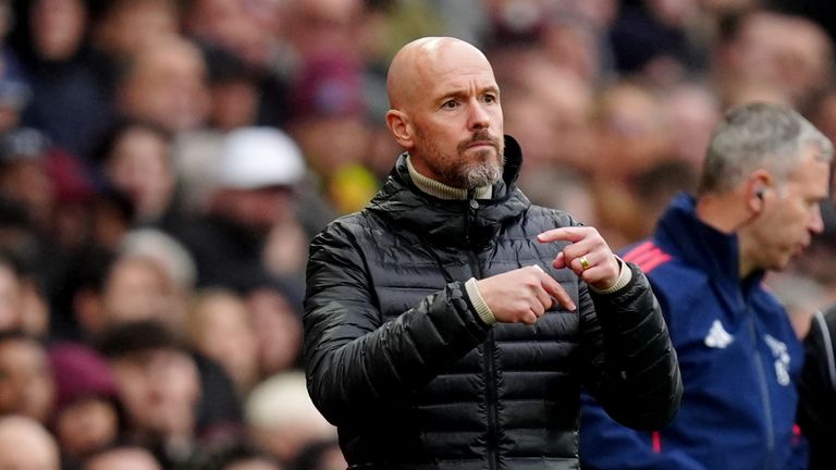 Erik ten Hag, manajer Manchester United, bertekad untuk tetap fokus pada pertandingan mendatang melawan Brentford, meskipun spekulasi mengenai pemecatannya semakin menguat.