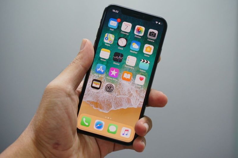 Apple selalu berkomitmen untuk memberikan pengalaman pengguna yang optimal, dan salah satu fitur yang mencolok dalam iPhone adalah True Tone.