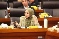 Dalam menghadapi tantangan perubahan iklim yang semakin mendesak, anggota Dewan Perwakilan Rakyat (DPR) Republik Indonesia mengeluarkan seruan untuk memperkuat diplomasi dan mobilisasi sumber daya guna menurunkan emisi gas rumah kaca di Indonesia.