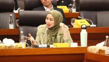 Dalam menghadapi tantangan perubahan iklim yang semakin mendesak, anggota Dewan Perwakilan Rakyat (DPR) Republik Indonesia mengeluarkan seruan untuk memperkuat diplomasi dan mobilisasi sumber daya guna menurunkan emisi gas rumah kaca di Indonesia.