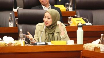 Dalam menghadapi tantangan perubahan iklim yang semakin mendesak, anggota Dewan Perwakilan Rakyat (DPR) Republik Indonesia mengeluarkan seruan untuk memperkuat diplomasi dan mobilisasi sumber daya guna menurunkan emisi gas rumah kaca di Indonesia.