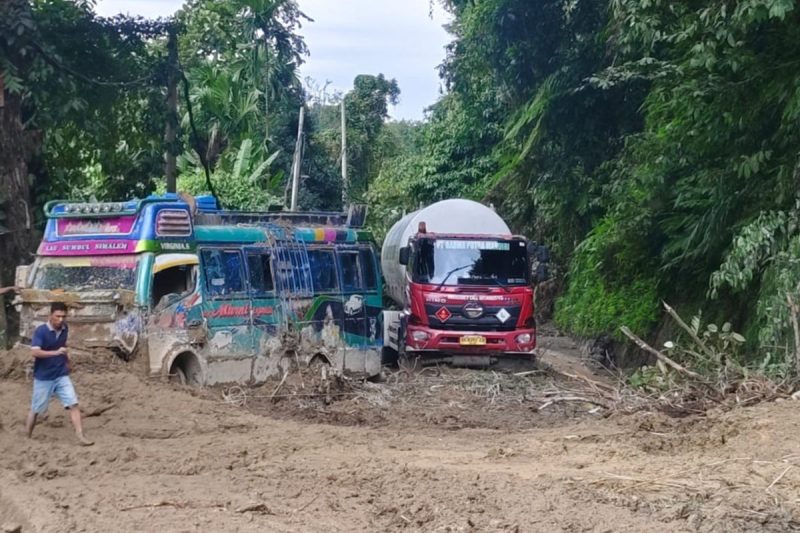 Akibat longsor ini, jalur Medan-Berastagi terpaksa diberlakukan sistem buka-tutup untuk memudahkan proses pembersihan dan penanganan