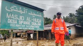 Banjir bandang melanda wilayah Tapanuli Selatan, Sumatera Utara, pada Jumat, 22 November 2024, yang mengakibatkan dua orang warga meninggal dunia.