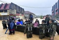 Hujan lebat yang terus-menerus melanda wilayah Malaysia dan Thailand telah menyebabkan banjir besar yang menewaskan setidaknya 8 orang, termasuk 3 korban di Thailand setelah kendaraan mereka tersapu arus deras di Narathiwat.