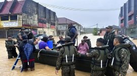 Hujan lebat yang terus-menerus melanda wilayah Malaysia dan Thailand telah menyebabkan banjir besar yang menewaskan setidaknya 8 orang, termasuk 3 korban di Thailand setelah kendaraan mereka tersapu arus deras di Narathiwat.