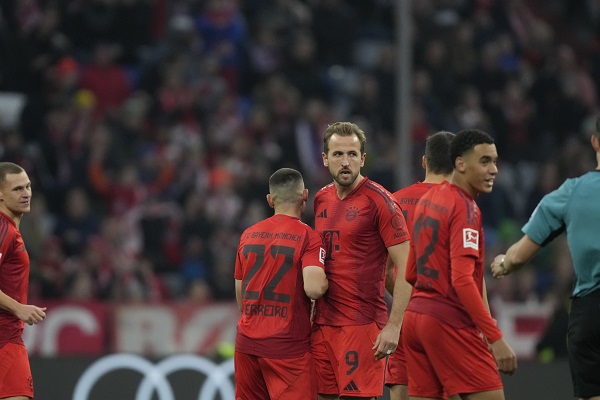 Bayern Muenchen semakin mengukuhkan posisi mereka di puncak klasemen Bundesliga setelah meraih kemenangan telak 3-0 atas Union Berlin pada pertandingan yang berlangsung di Allianz Arena, Minggu (3 November 2024).