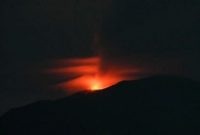 Gunung Ibu yang terletak di Halmahera Barat, Maluku Utara, kembali mengalami erupsi. Kali ini, gunung yang terkenal dengan aktivitas vulkaniknya tersebut mengeluarkan sinar api yang menjulang hingga 350 meter di atas puncaknya.