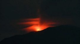 Gunung Ibu yang terletak di Halmahera Barat, Maluku Utara, kembali mengalami erupsi. Kali ini, gunung yang terkenal dengan aktivitas vulkaniknya tersebut mengeluarkan sinar api yang menjulang hingga 350 meter di atas puncaknya.