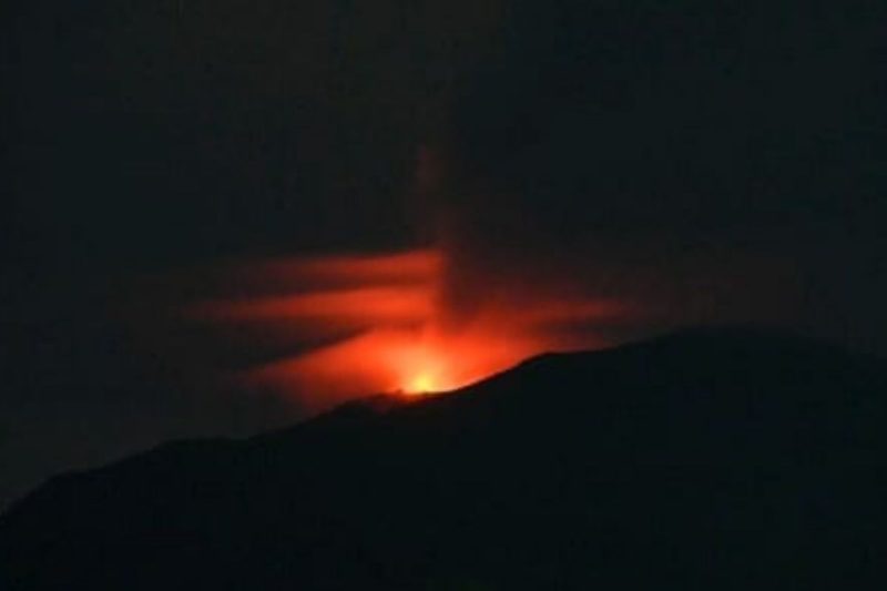 Gunung Ibu yang terletak di Halmahera Barat, Maluku Utara, kembali mengalami erupsi. Kali ini, gunung yang terkenal dengan aktivitas vulkaniknya tersebut mengeluarkan sinar api yang menjulang hingga 350 meter di atas puncaknya.