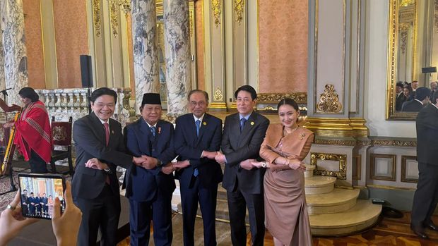 Presiden Indonesia, Prabowo Subianto, tampil dalam momen keakraban bersama para pemimpin dunia saat menghadiri Gala Dinner KTT APEC 2024 di Lima, Peru.