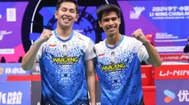 Pasangan ganda putra Indonesia, Sabar Karyaman Gutama dan Mohammad Reza Pahlevi Isfahani, mencatatkan sejarah dengan mencapai semifinal turnamen bulu tangkis Super 750 pertama mereka di China Masters 2024.