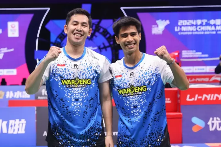 Pasangan ganda putra Indonesia, Sabar Karyaman Gutama dan Mohammad Reza Pahlevi Isfahani, mencatatkan sejarah dengan mencapai semifinal turnamen bulu tangkis Super 750 pertama mereka di China Masters 2024.