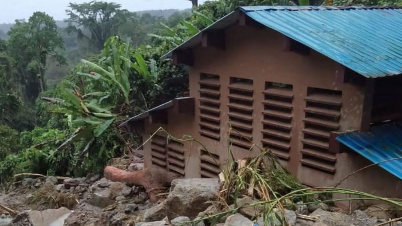 Longsor yang terjadi menyebabkan pipa-pipa utama PDAM putus, sehingga distribusi air ke berbagai daerah terhenti