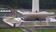 Dengan semakin banyaknya keluhan mengenai kebersihan dan fasilitas, diharapkan pengelola Monas dapat segera mengambil langkah-langkah yang diperlukan untuk meningkatkan pengalaman pengunjung dan menjaga Monas sebagai salah satu destinasi wisata utama di Jakarta.