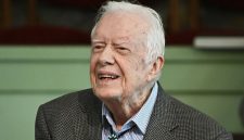 Kabar duka datang dari dunia politik Amerika Serikat. Mantan Presiden Jimmy Carter, yang dikenal sebagai salah satu pemimpin paling berpengaruh dalam sejarah AS,