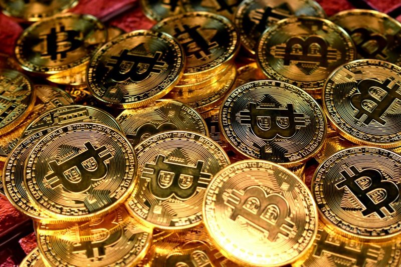 Dalam perkembangan yang mengguncang pasar cryptocurrency, Bitcoin, mata uang digital terpopuler di dunia, baru-baru ini mencapai rekor tertinggi dengan harga yang tembus hingga Rp 1,5 miliar per keping.