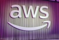 Amazon Web Services (AWS) baru-baru ini mengumumkan peluncuran chip generative AI terbarunya, Trainium3, yang dirancang untuk meningkatkan performa dan efisiensi dalam pengembangan aplikasi kecerdasan buatan.