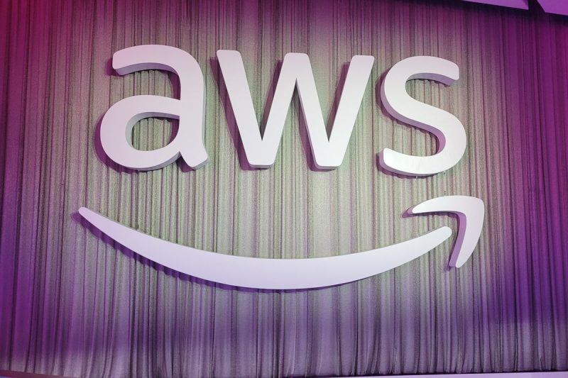 Amazon Web Services (AWS) baru-baru ini mengumumkan peluncuran chip generative AI terbarunya, Trainium3, yang dirancang untuk meningkatkan performa dan efisiensi dalam pengembangan aplikasi kecerdasan buatan.