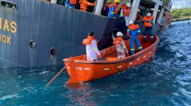 Kejadian ini menarik perhatian masyarakat dan menimbulkan keprihatinan mengenai keselamatan pelayaran di wilayah tersebut